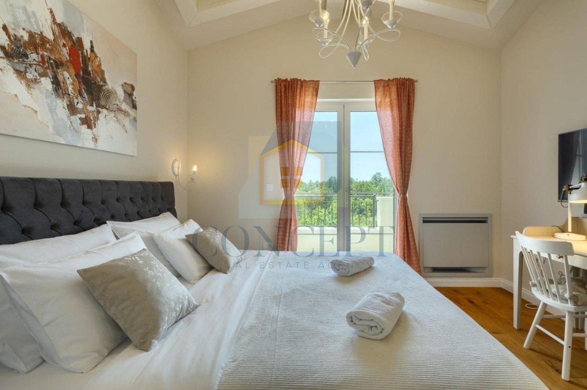 Poreč, okolica, Impozantna vila na mirni lokaciji, 20 km od morja