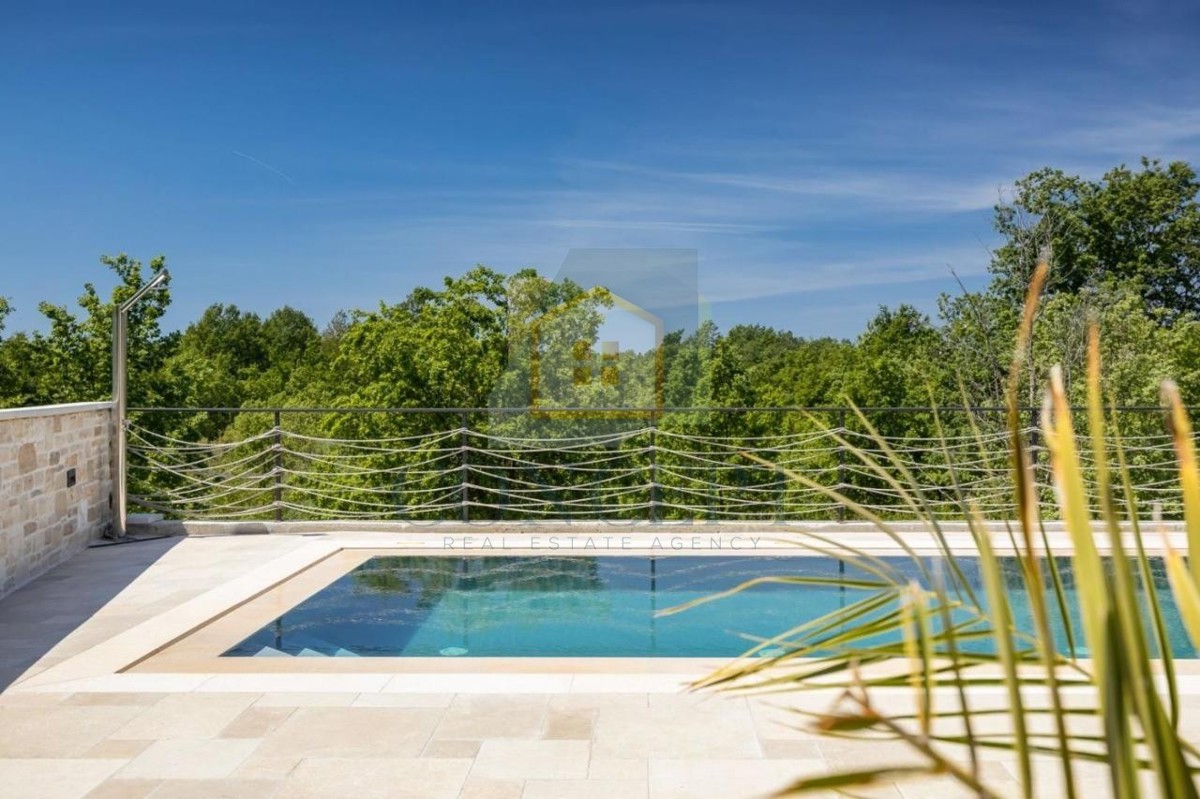 Poreč, okolica, Impozantna vila na mirni lokaciji, 20 km od morja