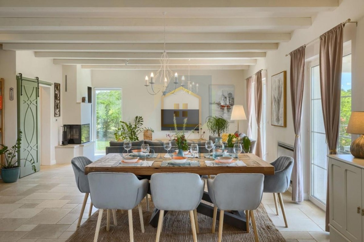 Poreč, okolica, Impozantna vila na mirni lokaciji, 20 km od morja