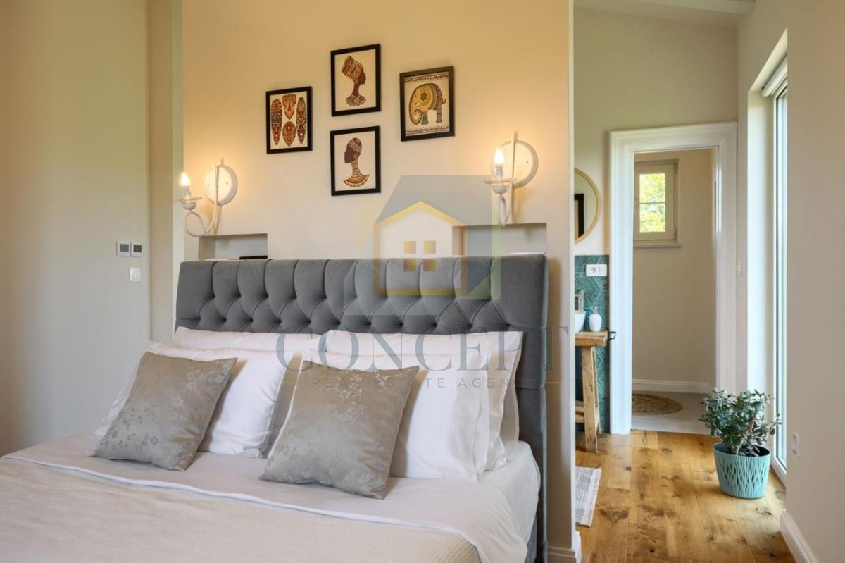 Poreč, okolica, Impozantna vila na mirni lokaciji, 20 km od morja