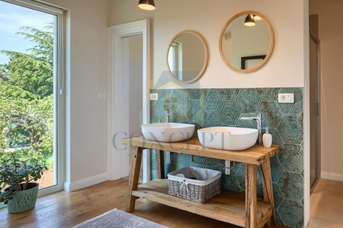 Poreč, okolica, Impozantna vila na mirni lokaciji, 20 km od morja