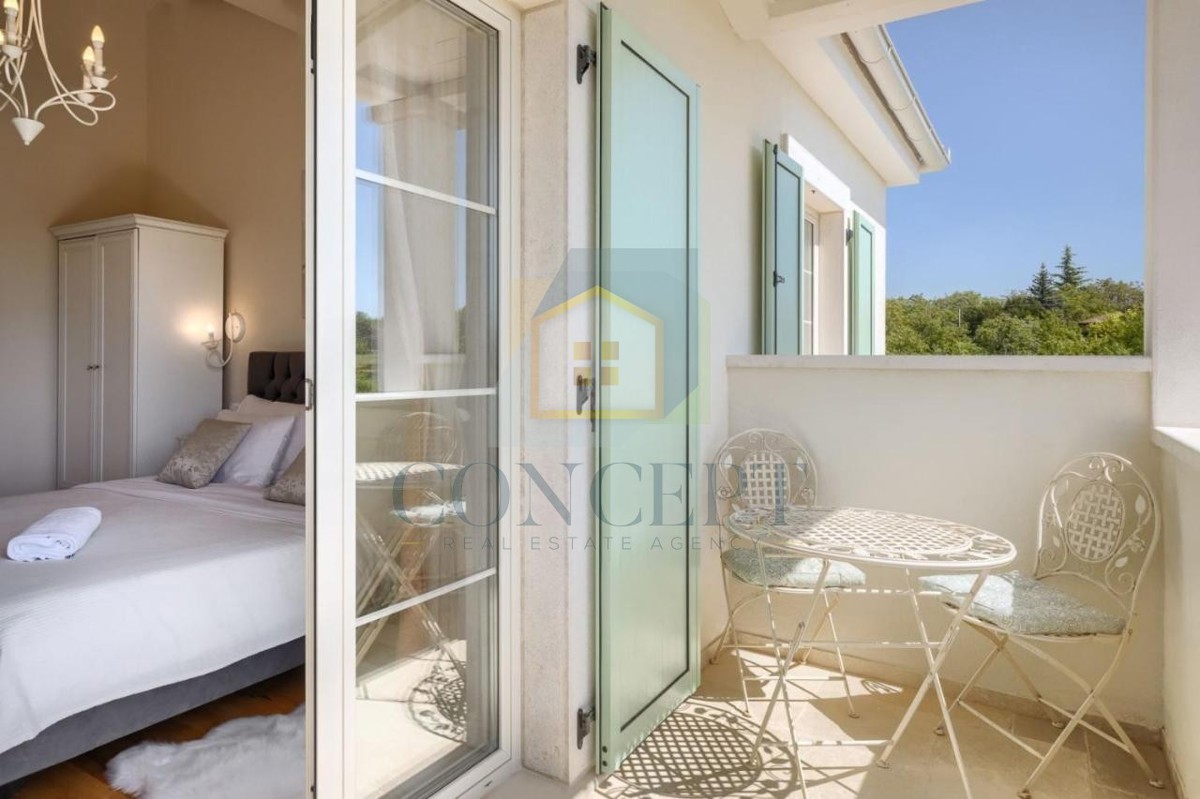 Poreč, okolica, Impozantna vila na mirni lokaciji, 20 km od morja