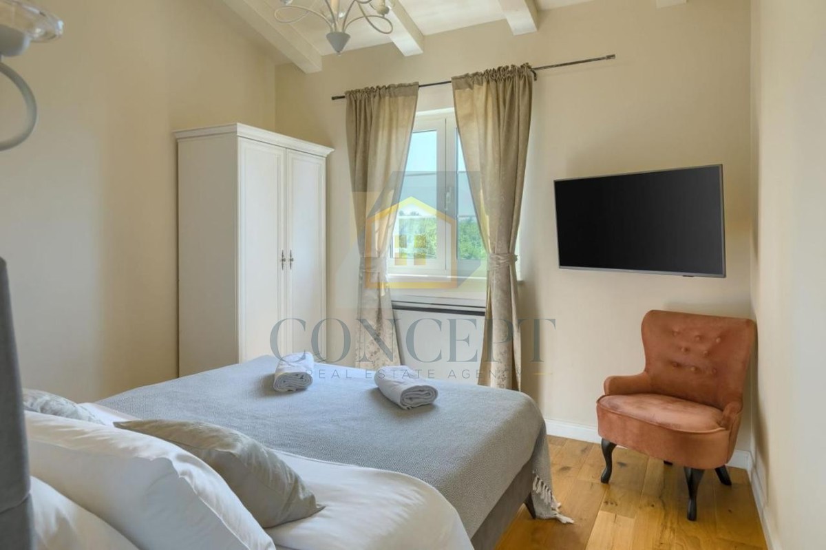 Poreč, okolica, Impozantna vila na mirni lokaciji, 20 km od morja