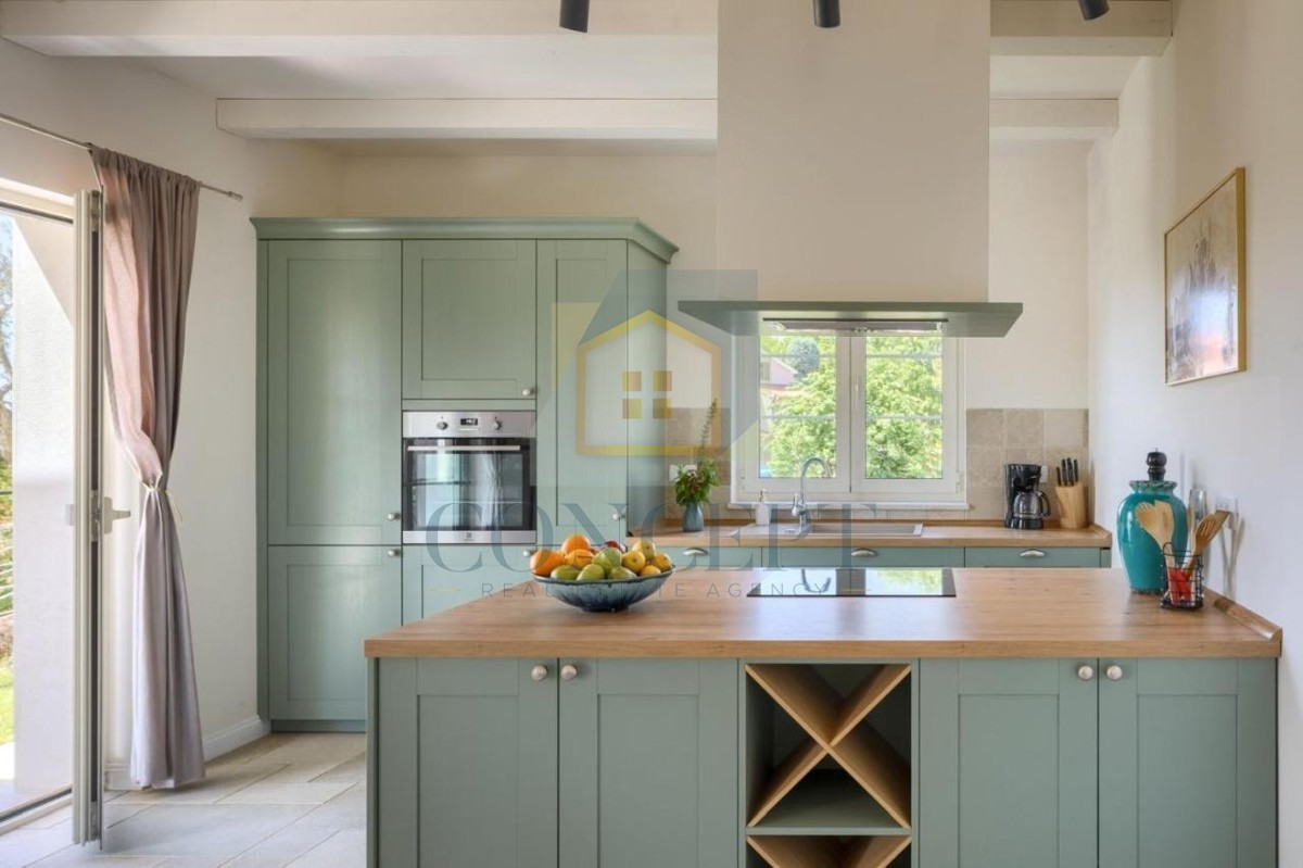 Poreč, okolica, Impozantna vila na mirni lokaciji, 20 km od morja