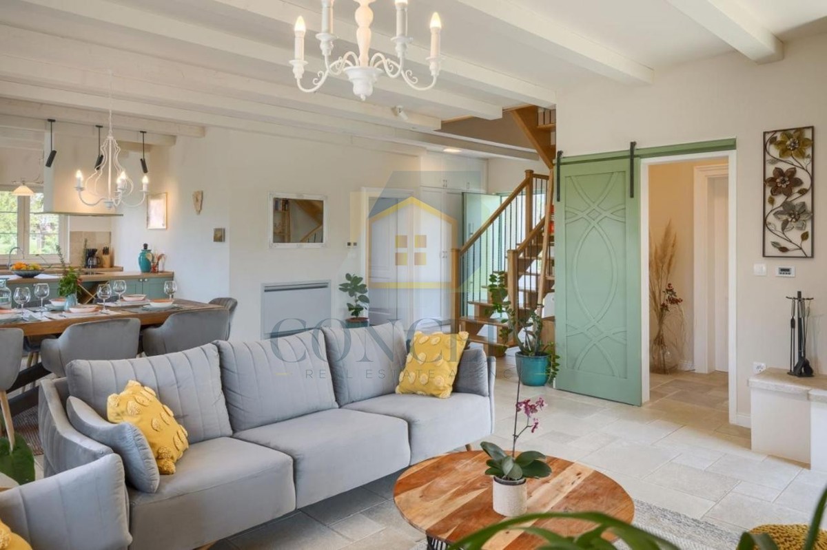 Poreč, okolica, Impozantna vila na mirni lokaciji, 20 km od morja