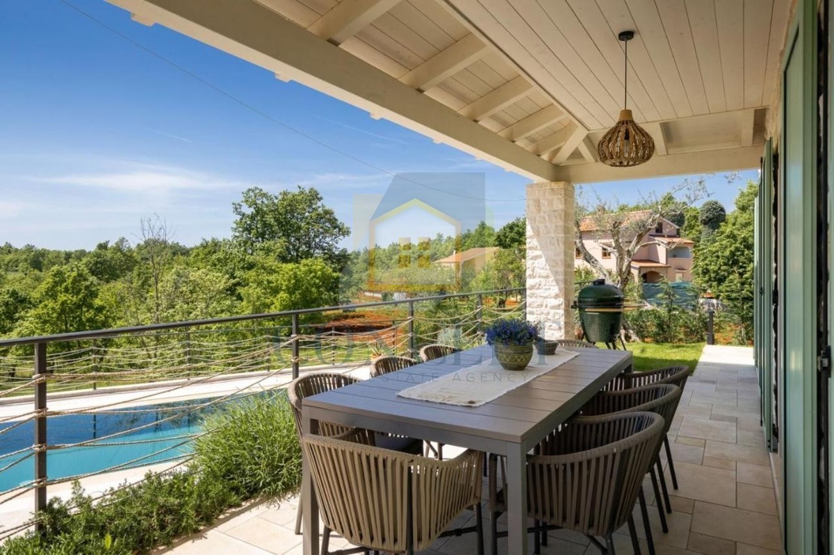 Poreč, okolica, Impozantna vila na mirni lokaciji, 20 km od morja