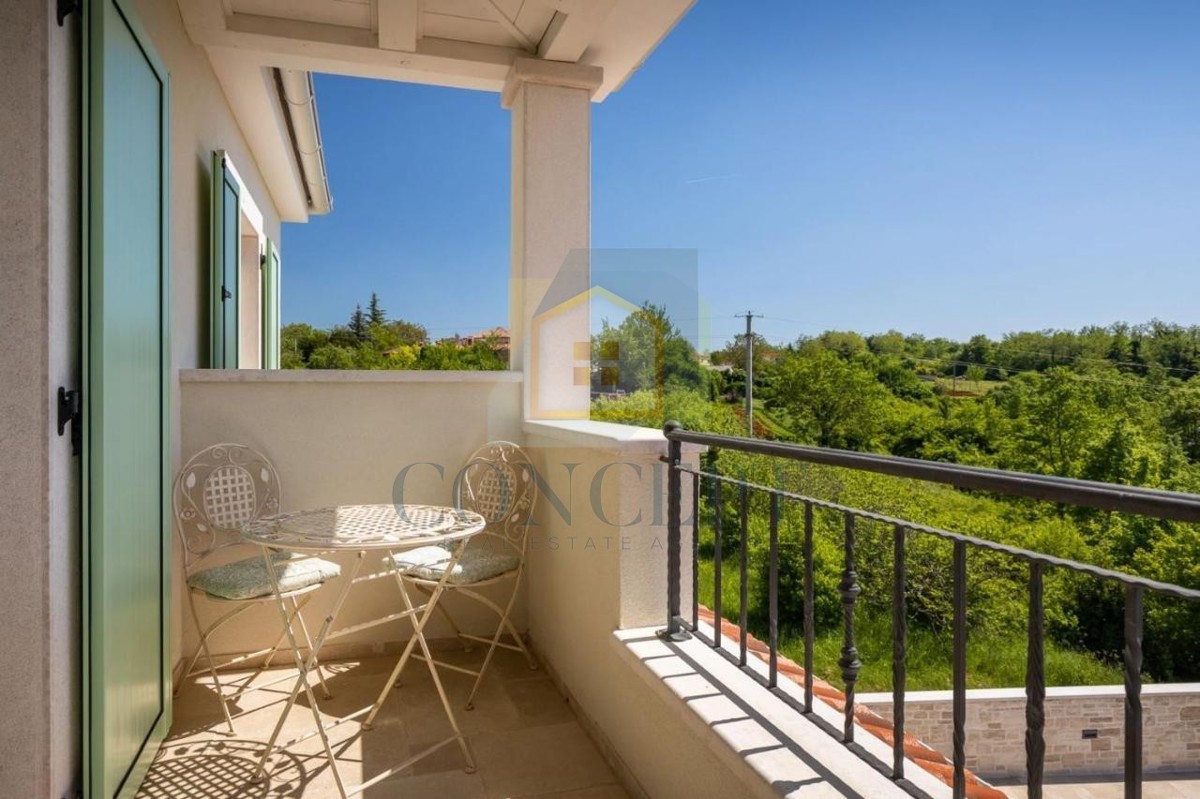 Poreč, okolica, Impozantna vila na mirni lokaciji, 20 km od morja