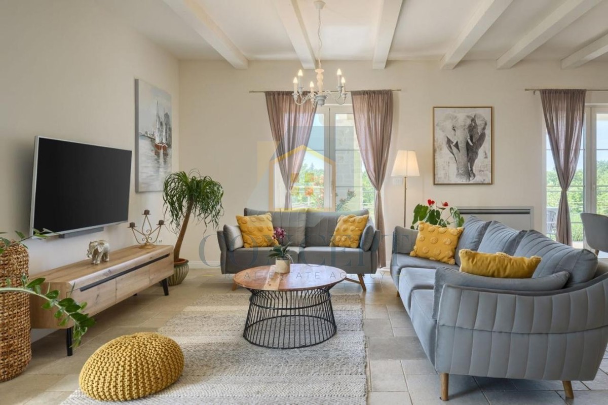 Poreč, okolica, Impozantna vila na mirni lokaciji, 20 km od morja