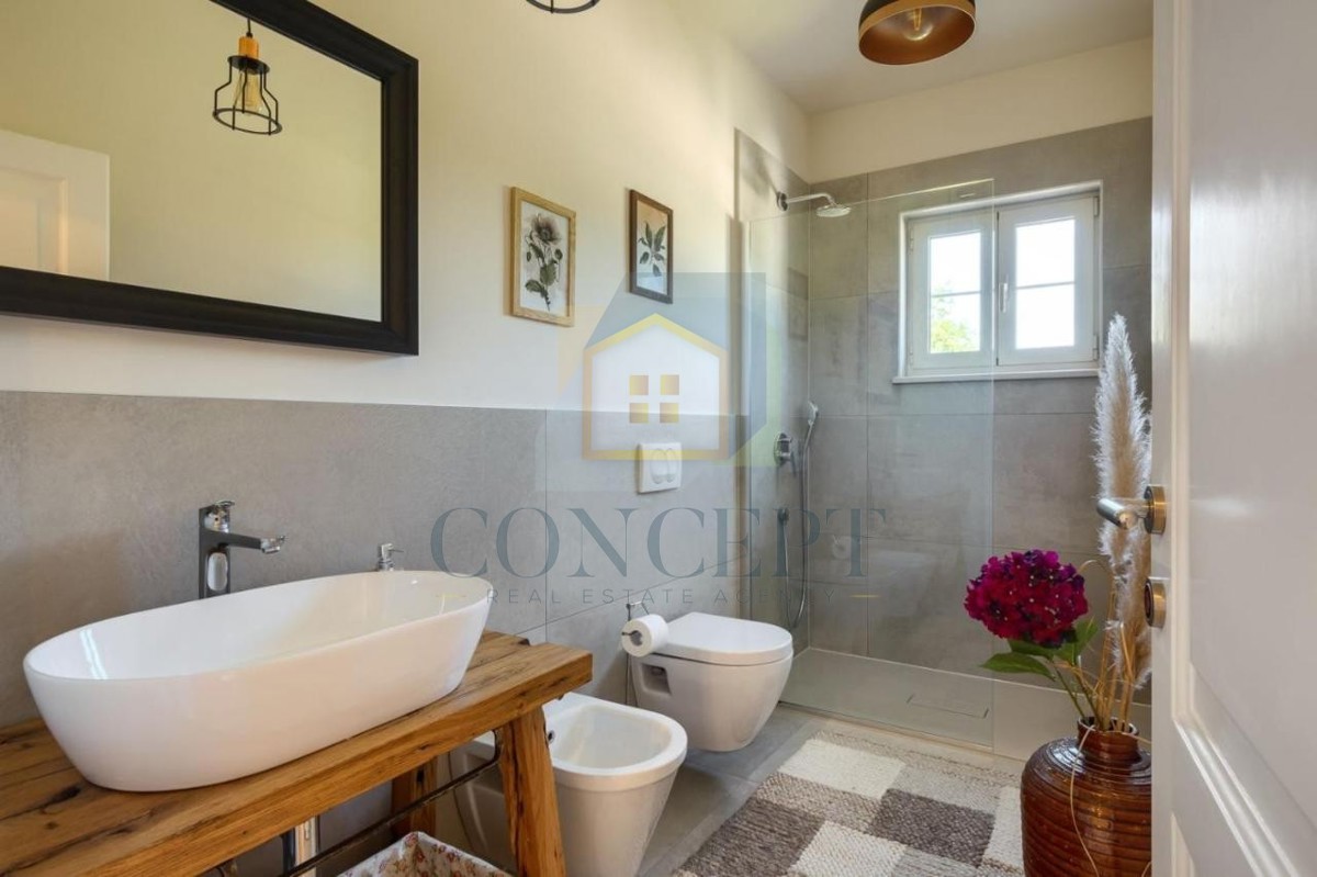 Poreč, okolica, Impozantna vila na mirni lokaciji, 20 km od morja