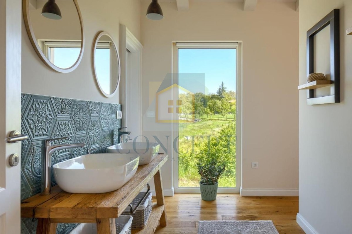 Poreč, okolica, Impozantna vila na mirni lokaciji, 20 km od morja