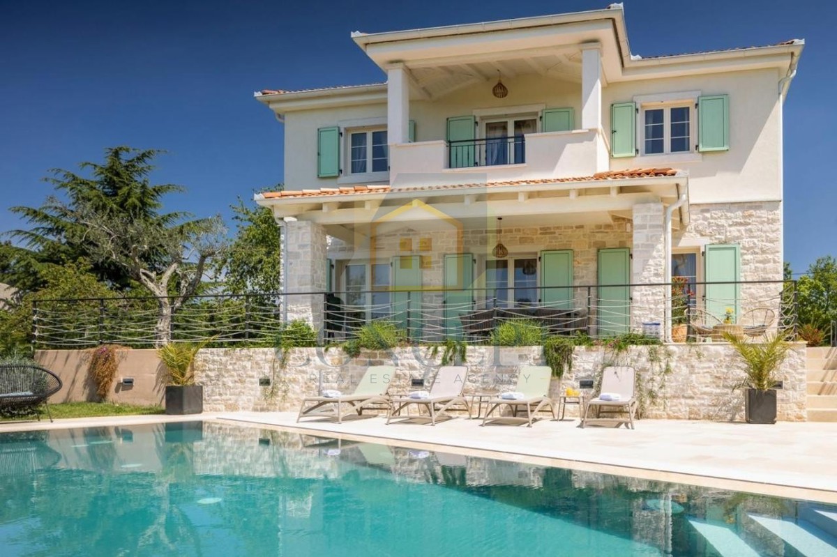 Poreč, okolica, Impozantna vila na mirni lokaciji, 20 km od morja