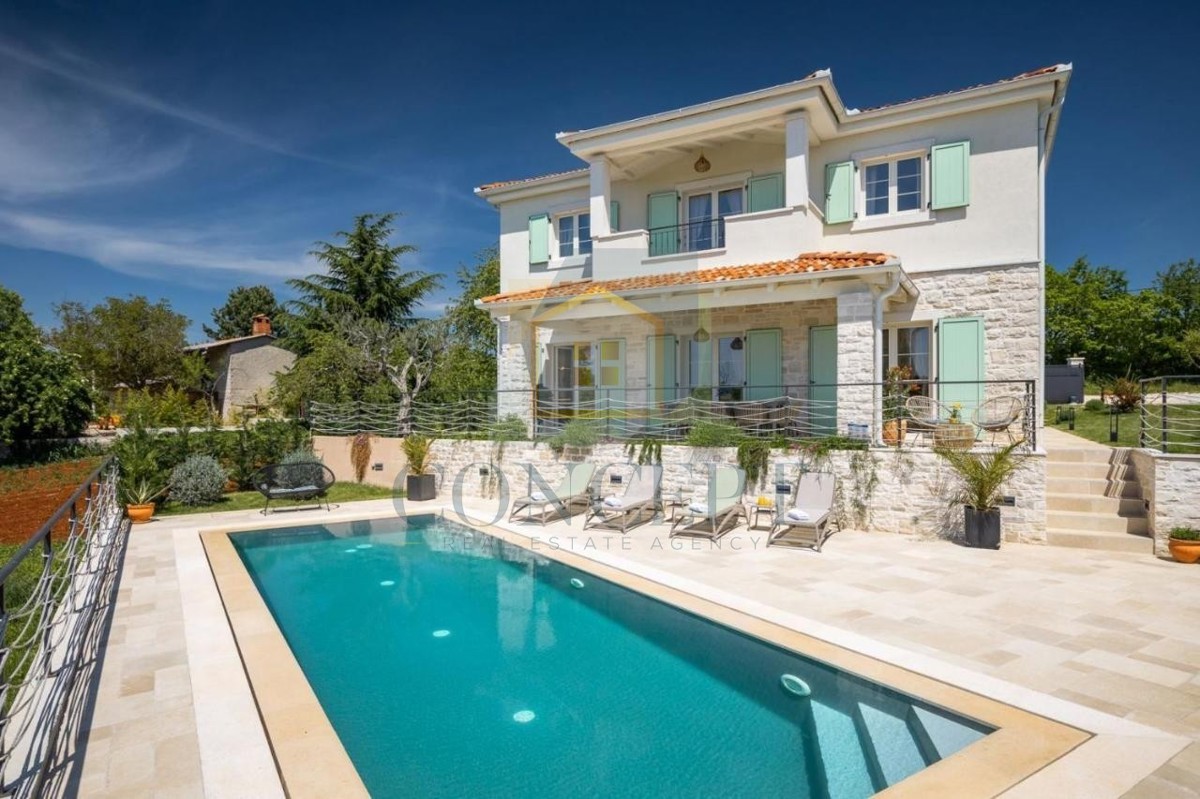 Poreč, okolica, Impozantna vila na mirni lokaciji, 20 km od morja