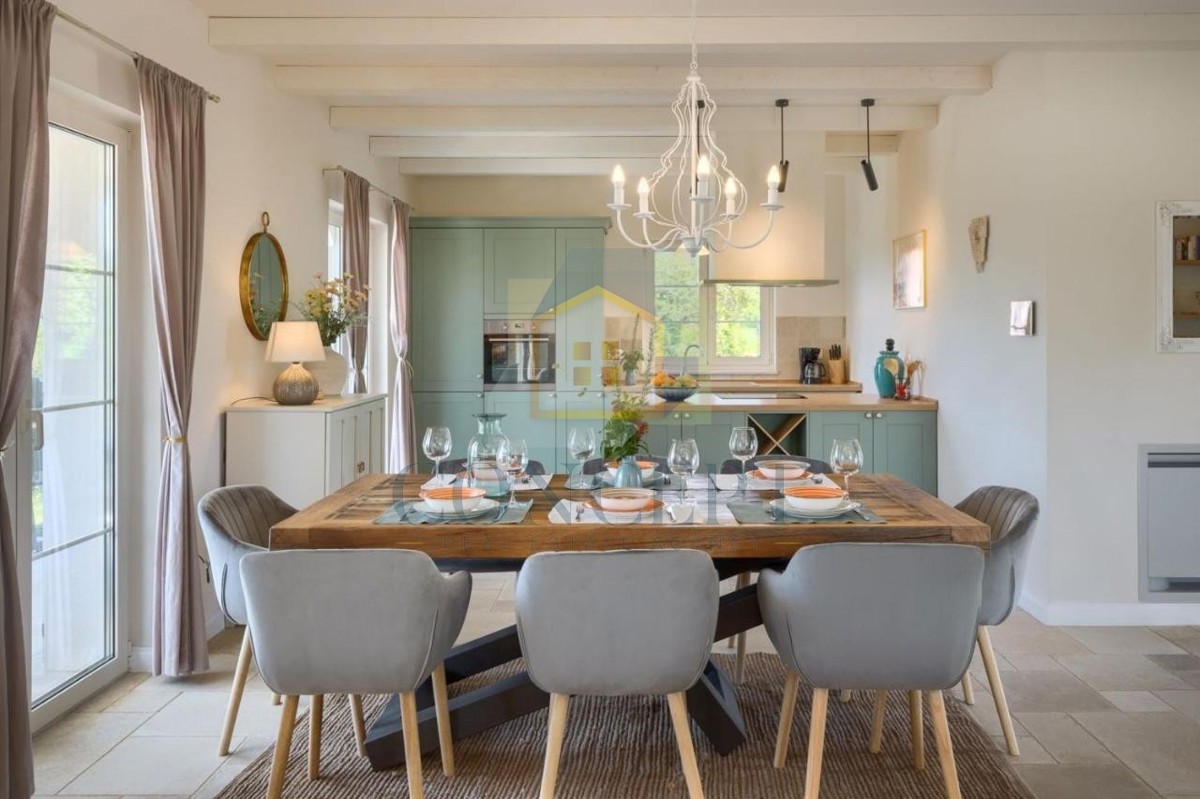 Poreč, okolica, Impozantna vila na mirni lokaciji, 20 km od morja