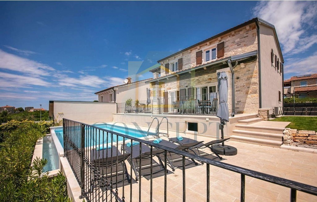 Poreč, okolica, Prekrasna vila s 4 spalnice na lepi lokaciji, 15 km od morja