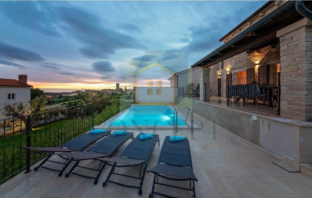 Poreč, okolica, Prekrasna vila s 4 spalnice na lepi lokaciji, 15 km od morja