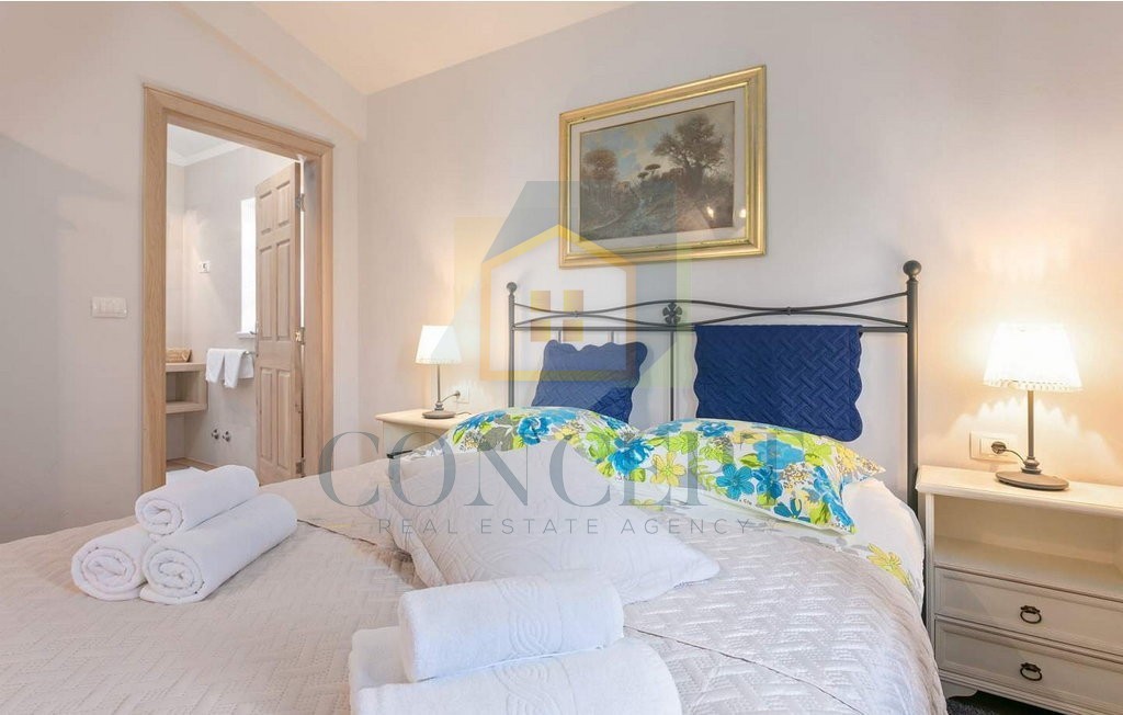 Poreč, okolica, Prekrasna vila s 4 spalnice na lepi lokaciji, 15 km od morja