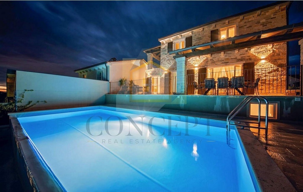 Poreč, okolica, Prekrasna vila s 4 spalnice na lepi lokaciji, 15 km od morja