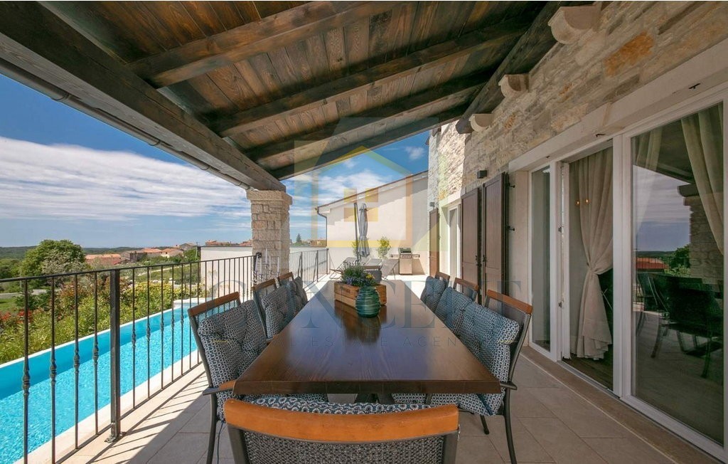 Poreč, okolica, Prekrasna vila s 4 spalnice na lepi lokaciji, 15 km od morja