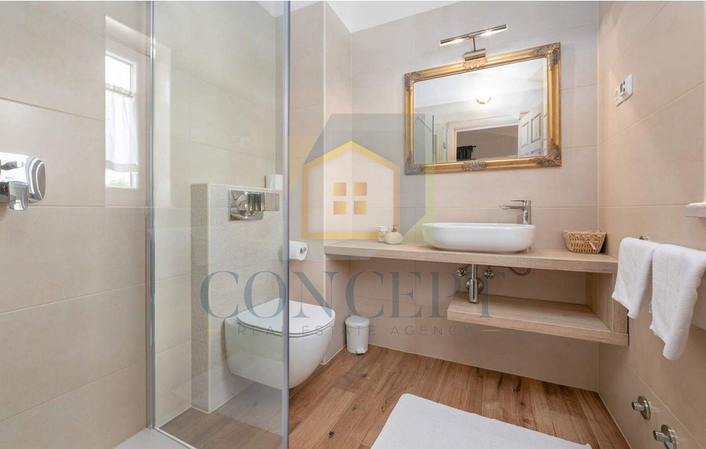 Poreč, okolica, Prekrasna vila s 4 spalnice na lepi lokaciji, 15 km od morja