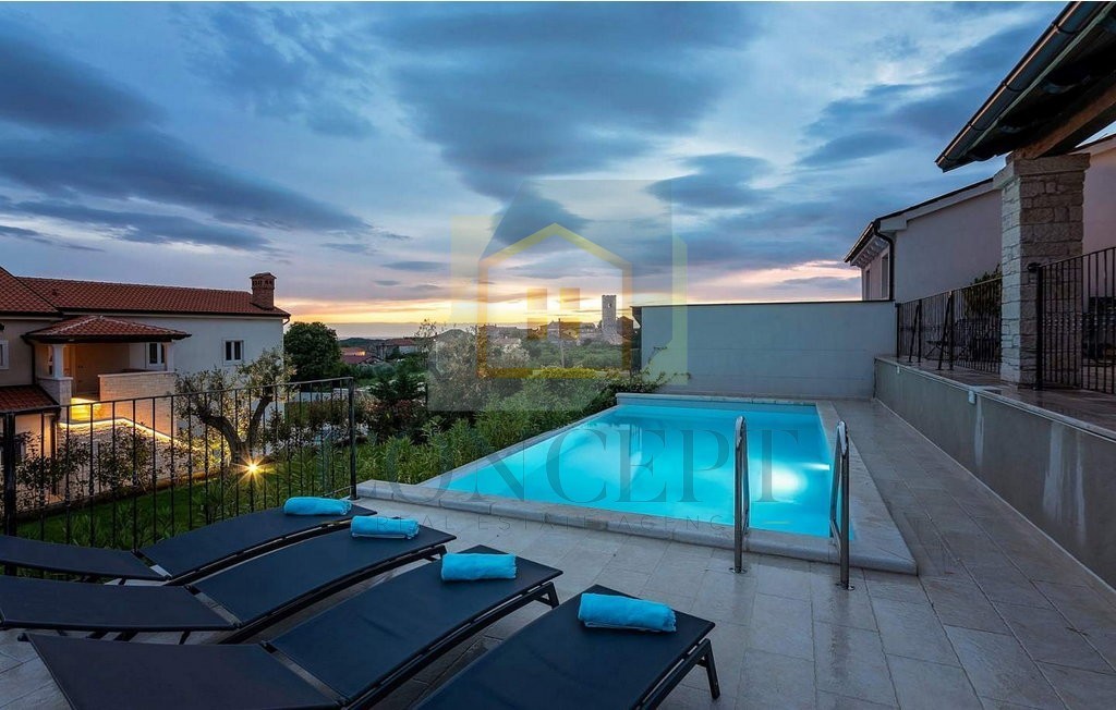 Poreč, okolica, Prekrasna vila s 4 spalnice na lepi lokaciji, 15 km od morja