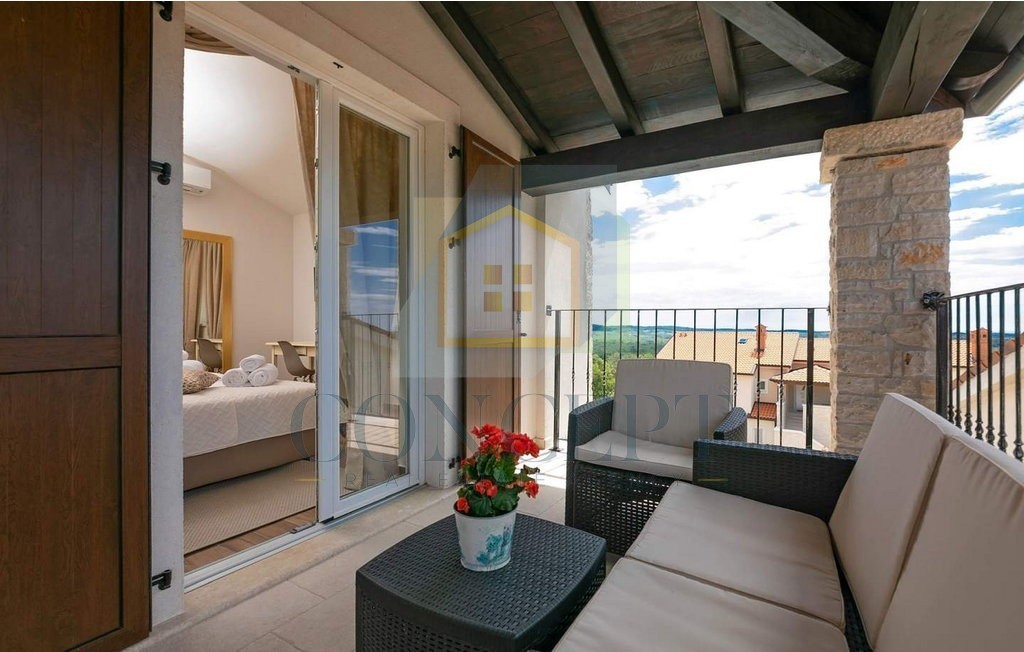 Poreč, okolica, Prekrasna vila s 4 spalnice na lepi lokaciji, 15 km od morja