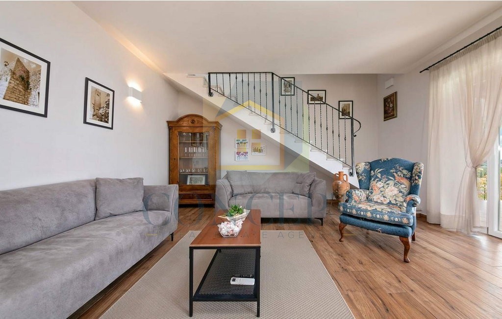 Poreč, okolica, Prekrasna vila s 4 spalnice na lepi lokaciji, 15 km od morja