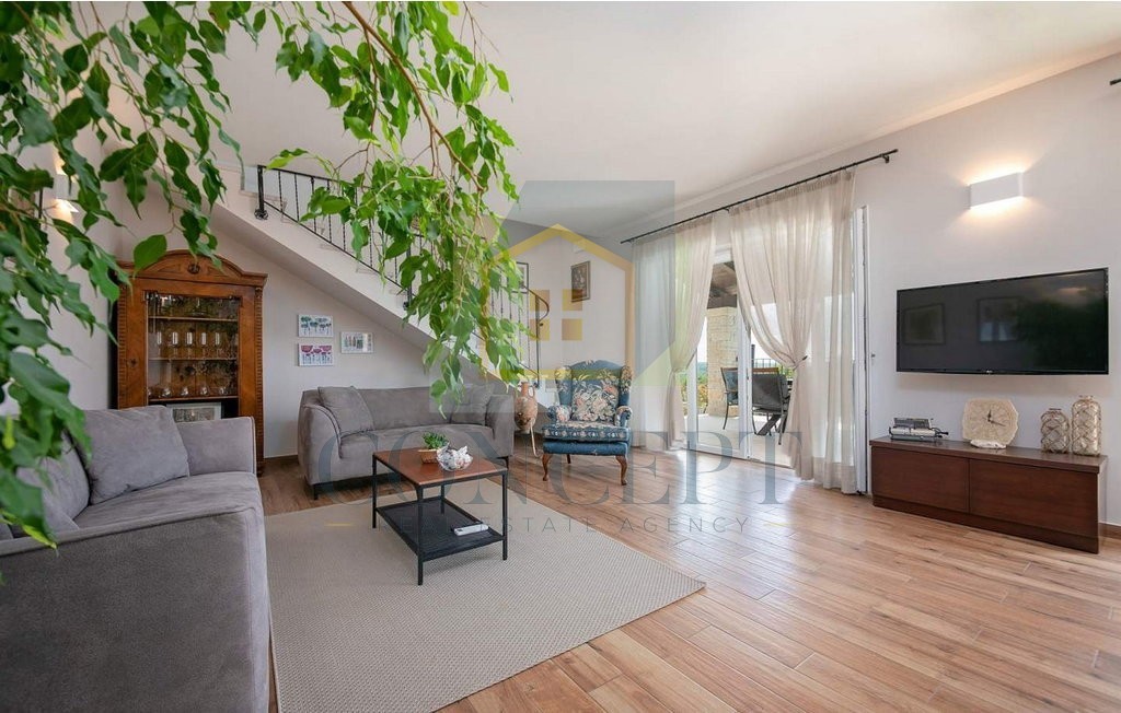 Poreč, okolica, Prekrasna vila s 4 spalnice na lepi lokaciji, 15 km od morja