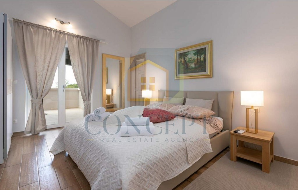 Poreč, okolica, Prekrasna vila s 4 spalnice na lepi lokaciji, 15 km od morja