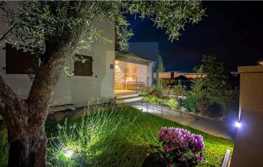 Poreč, okolica, Prekrasna vila s 4 spalnice na lepi lokaciji, 15 km od morja