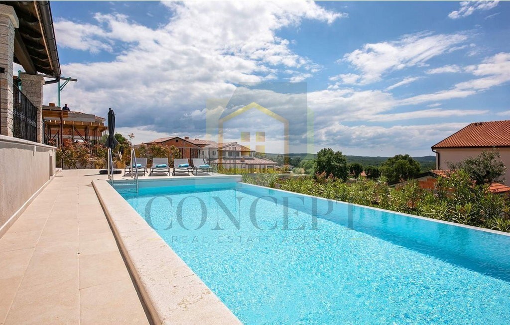 Poreč, okolica, Prekrasna vila s 4 spalnice na lepi lokaciji, 15 km od morja