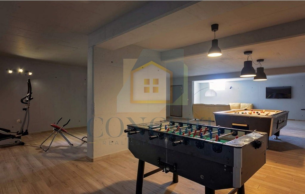 Poreč, okolica, Prekrasna vila s 4 spalnice na lepi lokaciji, 15 km od morja