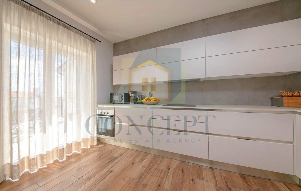 Poreč, okolica, Prekrasna vila s 4 spalnice na lepi lokaciji, 15 km od morja