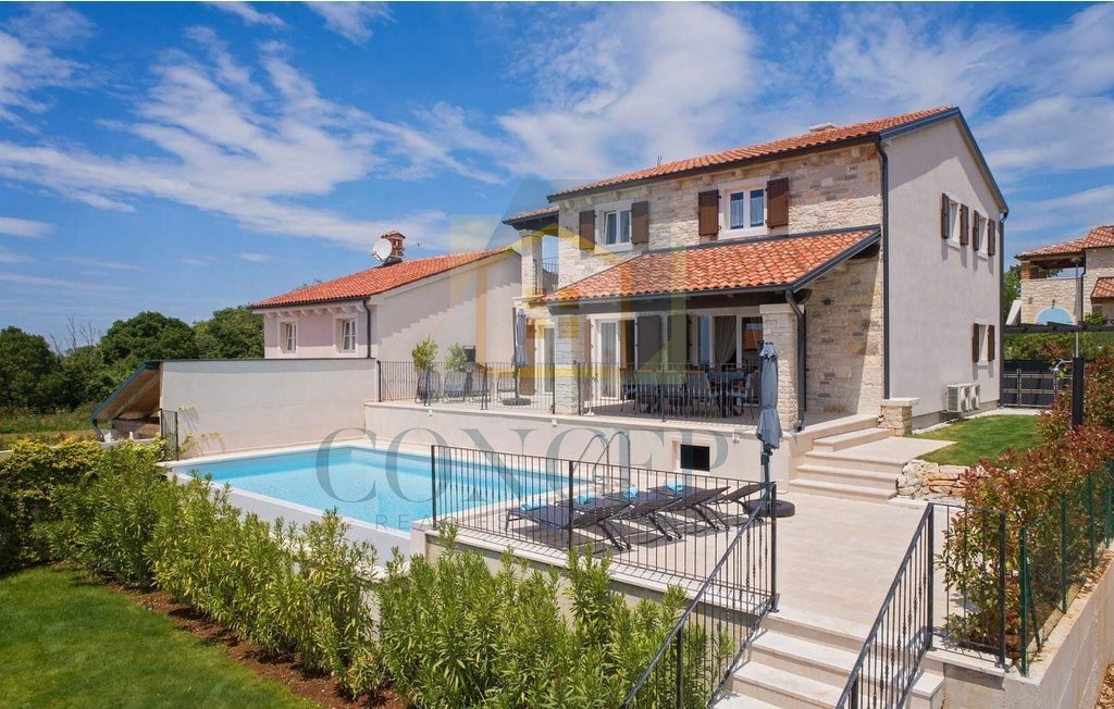 Poreč, okolica, Prekrasna vila s 4 spalnice na lepi lokaciji, 15 km od morja