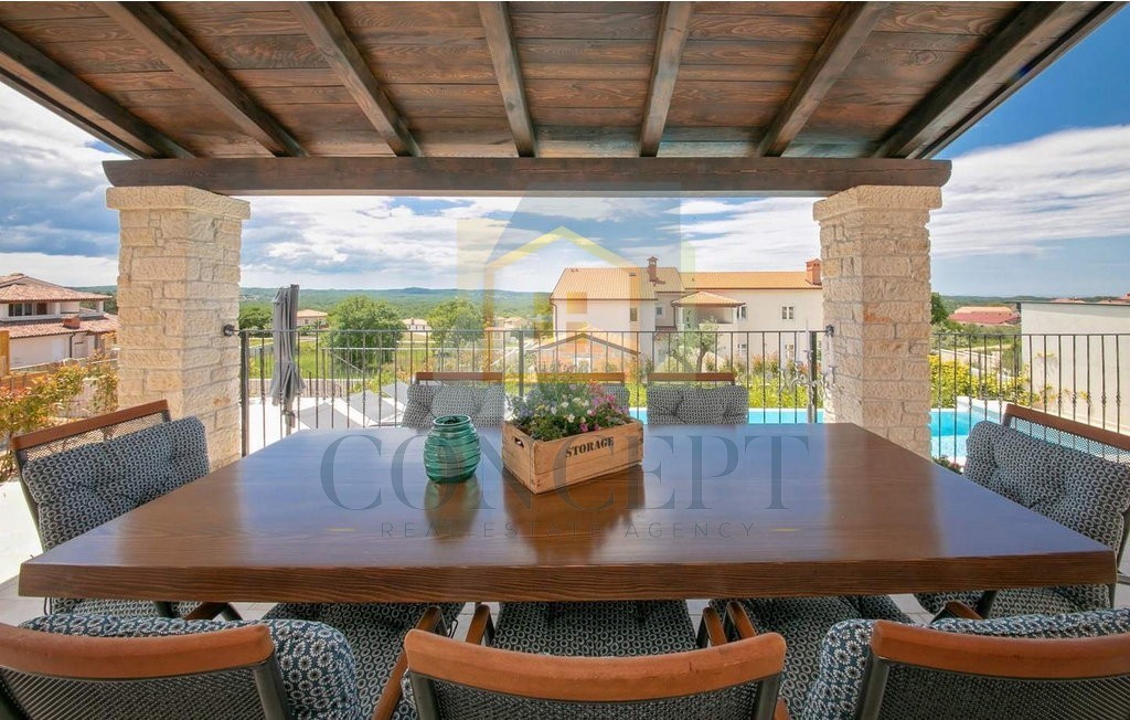 Poreč, okolica, Prekrasna vila s 4 spalnice na lepi lokaciji, 15 km od morja