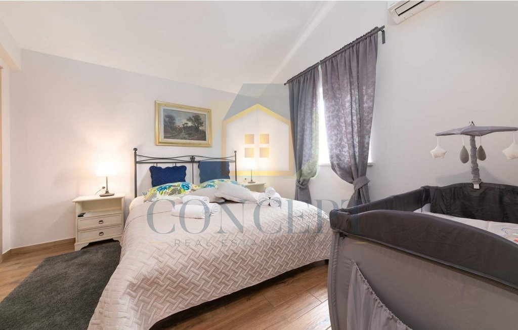 Poreč, okolica, Prekrasna vila s 4 spalnice na lepi lokaciji, 15 km od morja