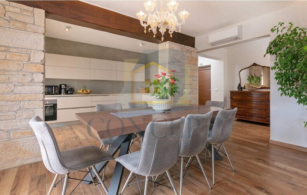 Poreč, okolica, Prekrasna vila s 4 spalnice na lepi lokaciji, 15 km od morja