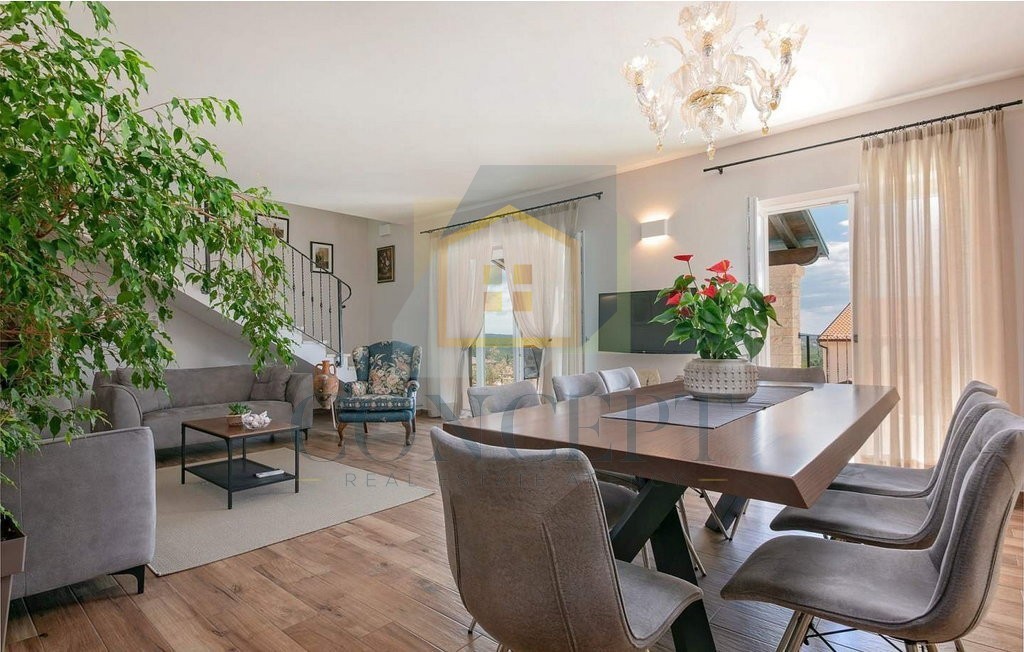 Poreč, okolica, Prekrasna vila s 4 spalnice na lepi lokaciji, 15 km od morja