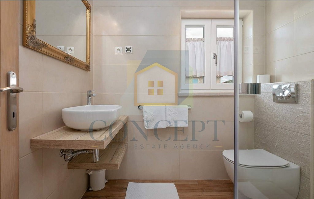 Poreč, okolica, Prekrasna vila s 4 spalnice na lepi lokaciji, 15 km od morja