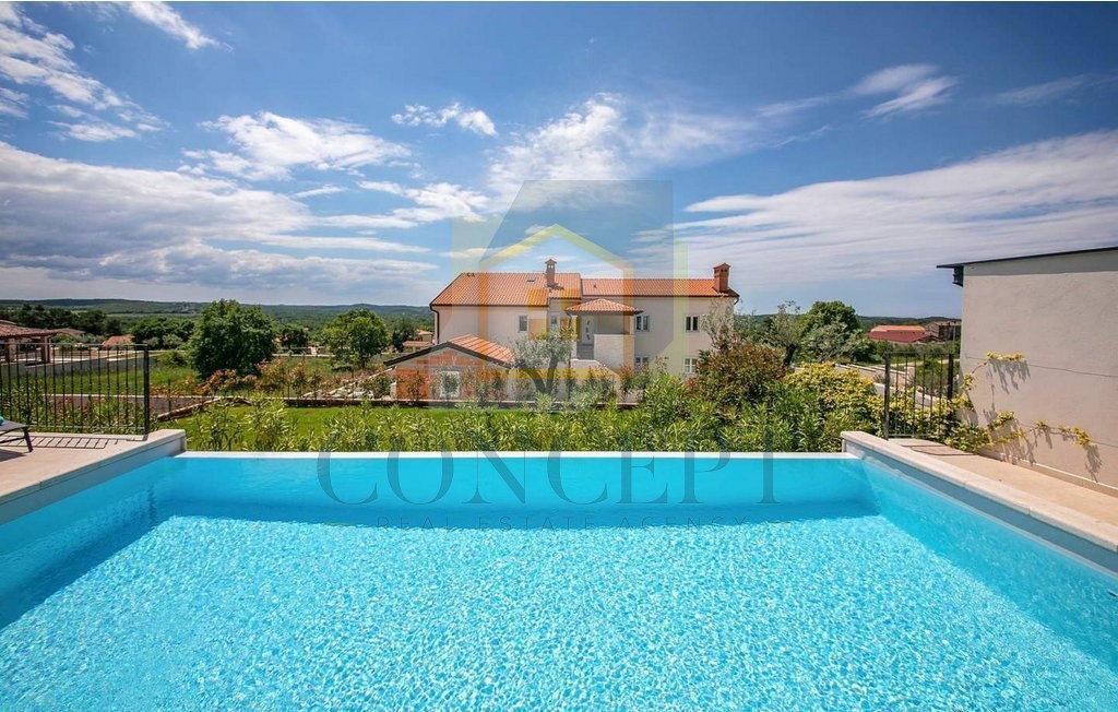 Poreč, okolica, Prekrasna vila s 4 spalnice na lepi lokaciji, 15 km od morja