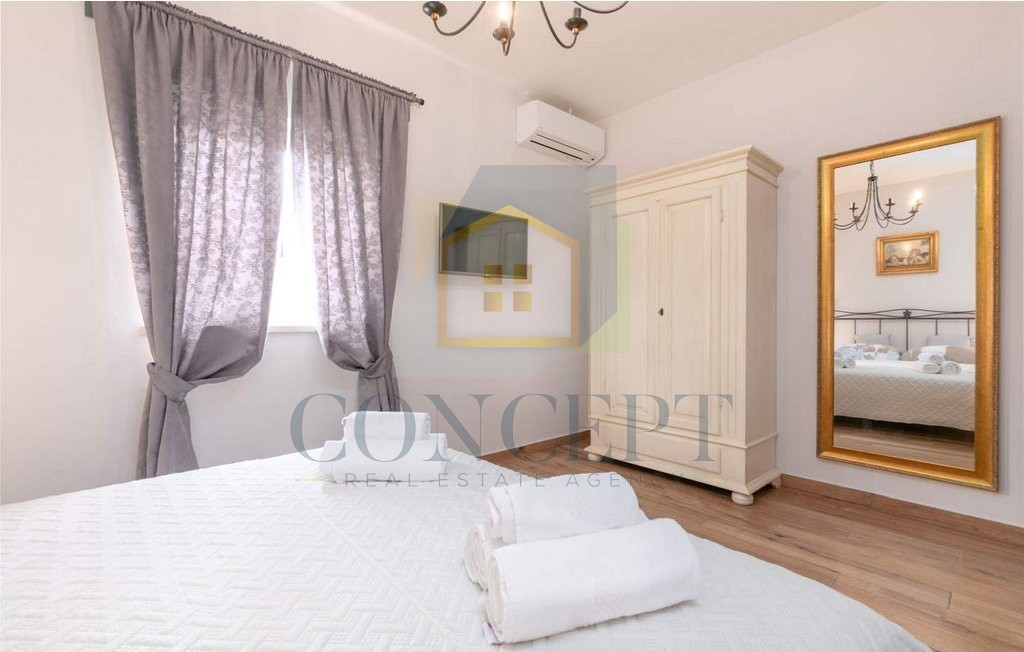 Poreč, okolica, Prekrasna vila s 4 spalnice na lepi lokaciji, 15 km od morja