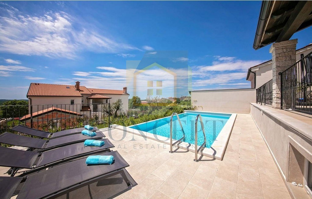 Poreč, okolica, Prekrasna vila s 4 spalnice na lepi lokaciji, 15 km od morja