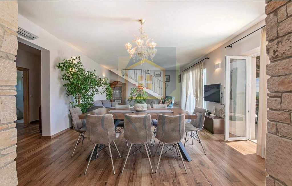 Poreč, okolica, Prekrasna vila s 4 spalnice na lepi lokaciji, 15 km od morja