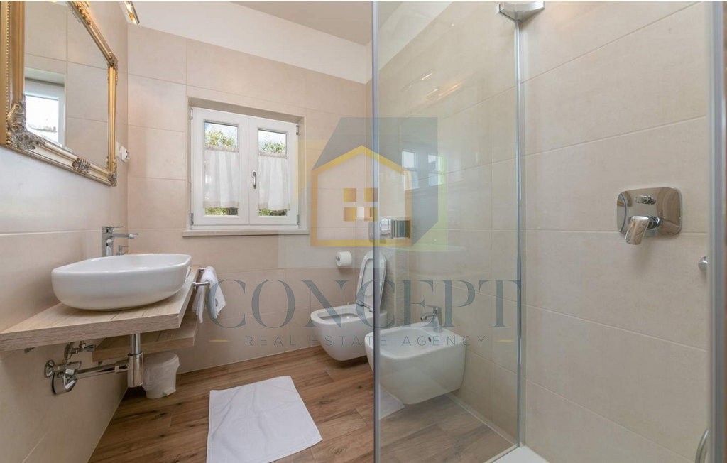 Poreč, okolica, Prekrasna vila s 4 spalnice na lepi lokaciji, 15 km od morja