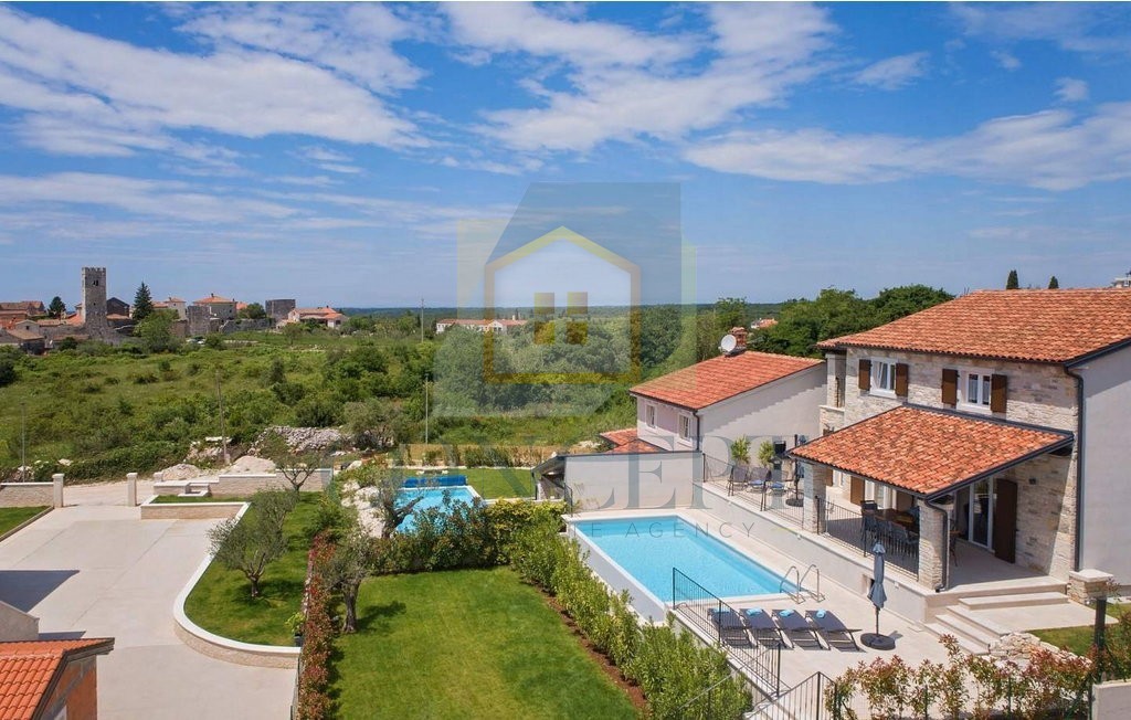 Poreč, okolica, Prekrasna vila s 4 spalnice na lepi lokaciji, 15 km od morja