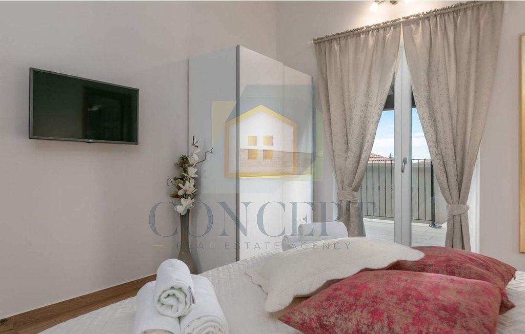 Poreč, okolica, Prekrasna vila s 4 spalnice na lepi lokaciji, 15 km od morja