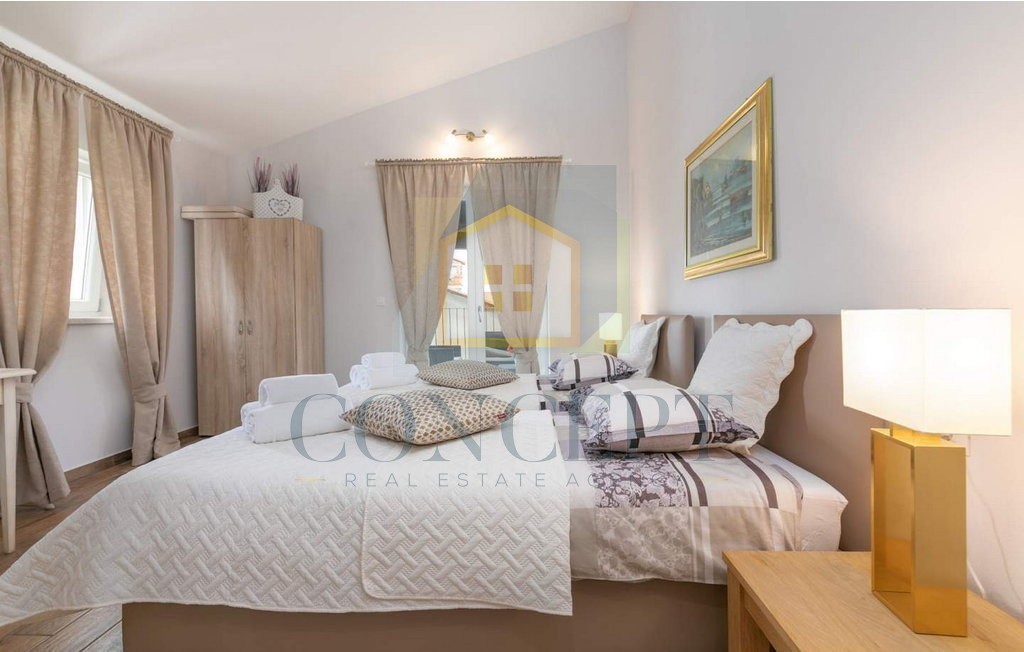 Poreč, okolica, Prekrasna vila s 4 spalnice na lepi lokaciji, 15 km od morja