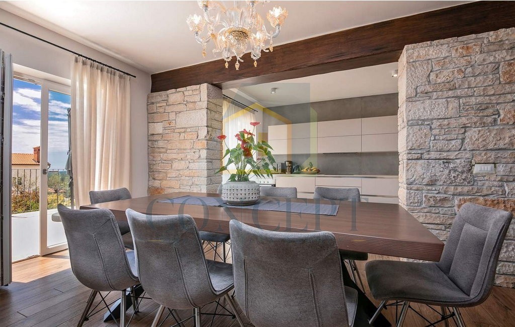 Poreč, okolica, Prekrasna vila s 4 spalnice na lepi lokaciji, 15 km od morja