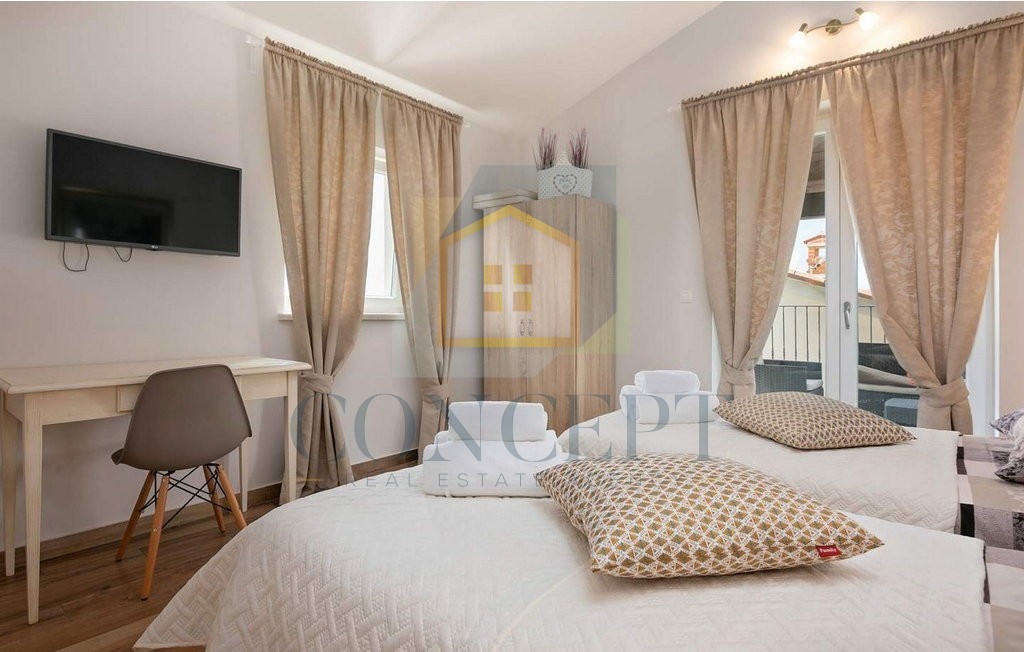 Poreč, okolica, Prekrasna vila s 4 spalnice na lepi lokaciji, 15 km od morja