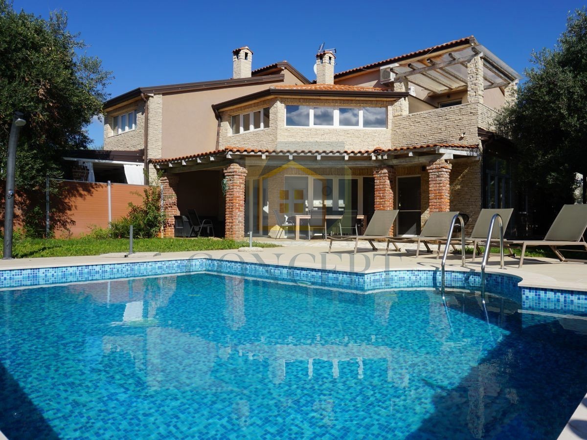 Poreč, Višnjan, okolica, Dvojna družinska hiša s bazenom, 13 km od morja