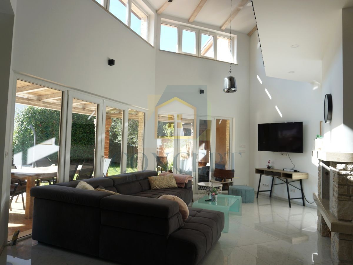 Poreč, Višnjan, okolica, Dvojna družinska hiša s bazenom, 13 km od morja